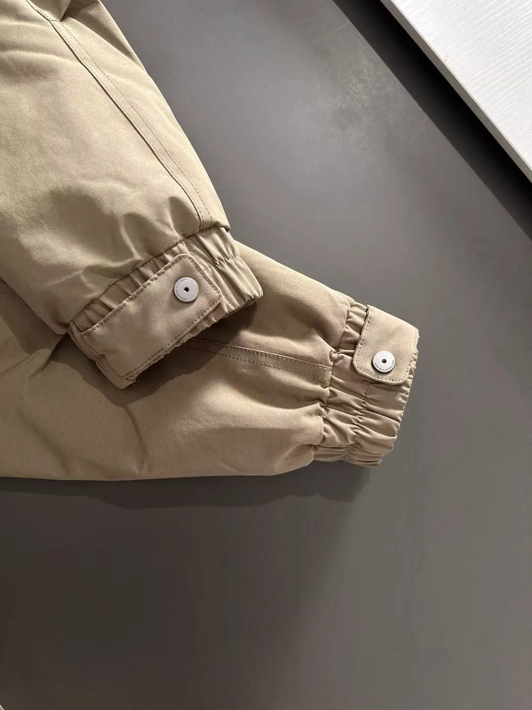 Two-day delivery time P960 Big Goose 🔥🔥 High-end customization 2025 winter official website's latest popular down jacket. Original custom-made hardware accessories for customers, all imported and original customization. Welcome to compare at the counter. Absolutely high quality. Use top-grade 90 white goose down. Super soft. Filled with fluffy and full feathers. Super heavy work. Fabric workmanship is excellent. The version is super perfect. Note⚠The fabric is super comfortable. Exclusive model. High-end quality. A must-have warm and protective artifact in winter. Size: M-3XL